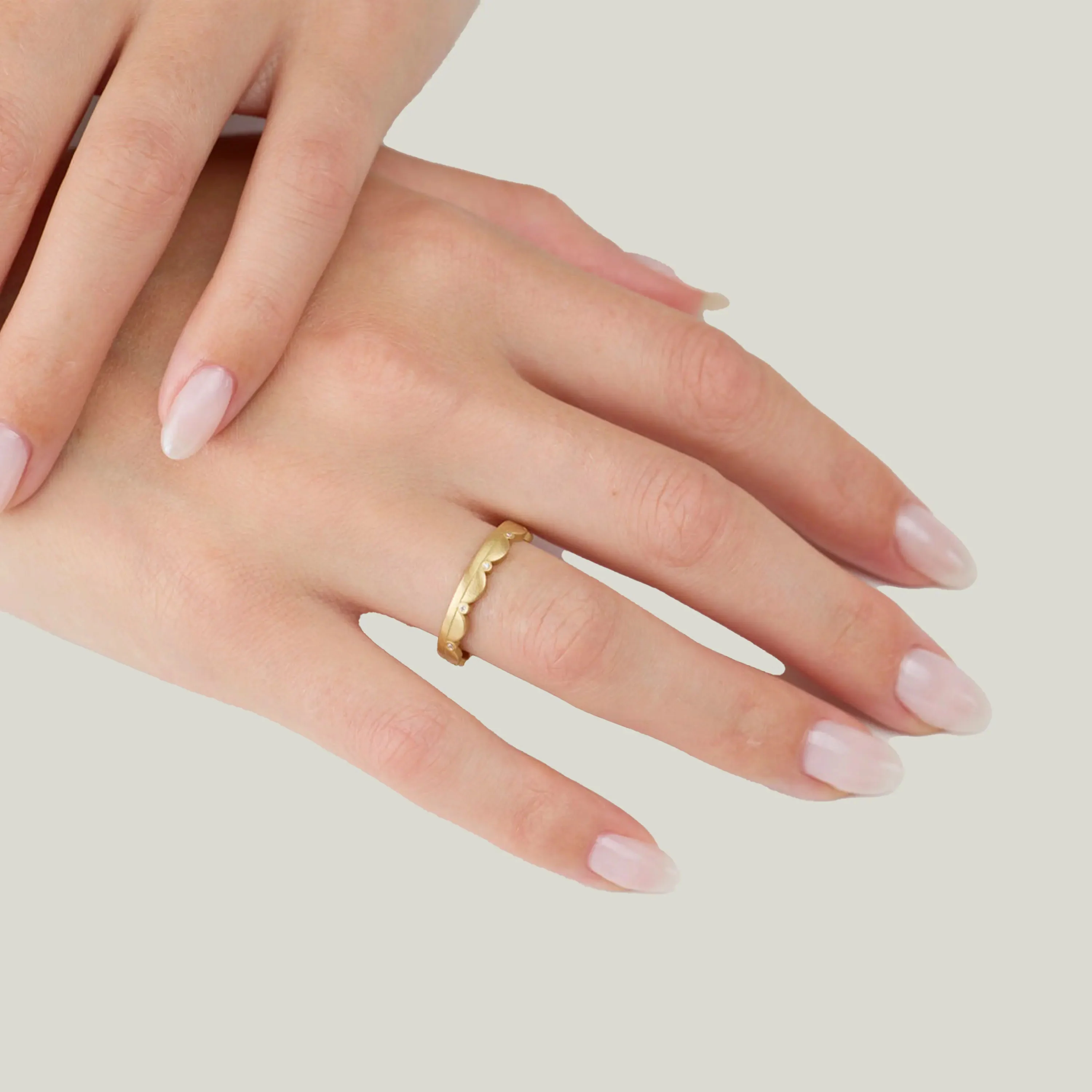 18K Yellow Gold Diamond Scalloped Band - Image 2