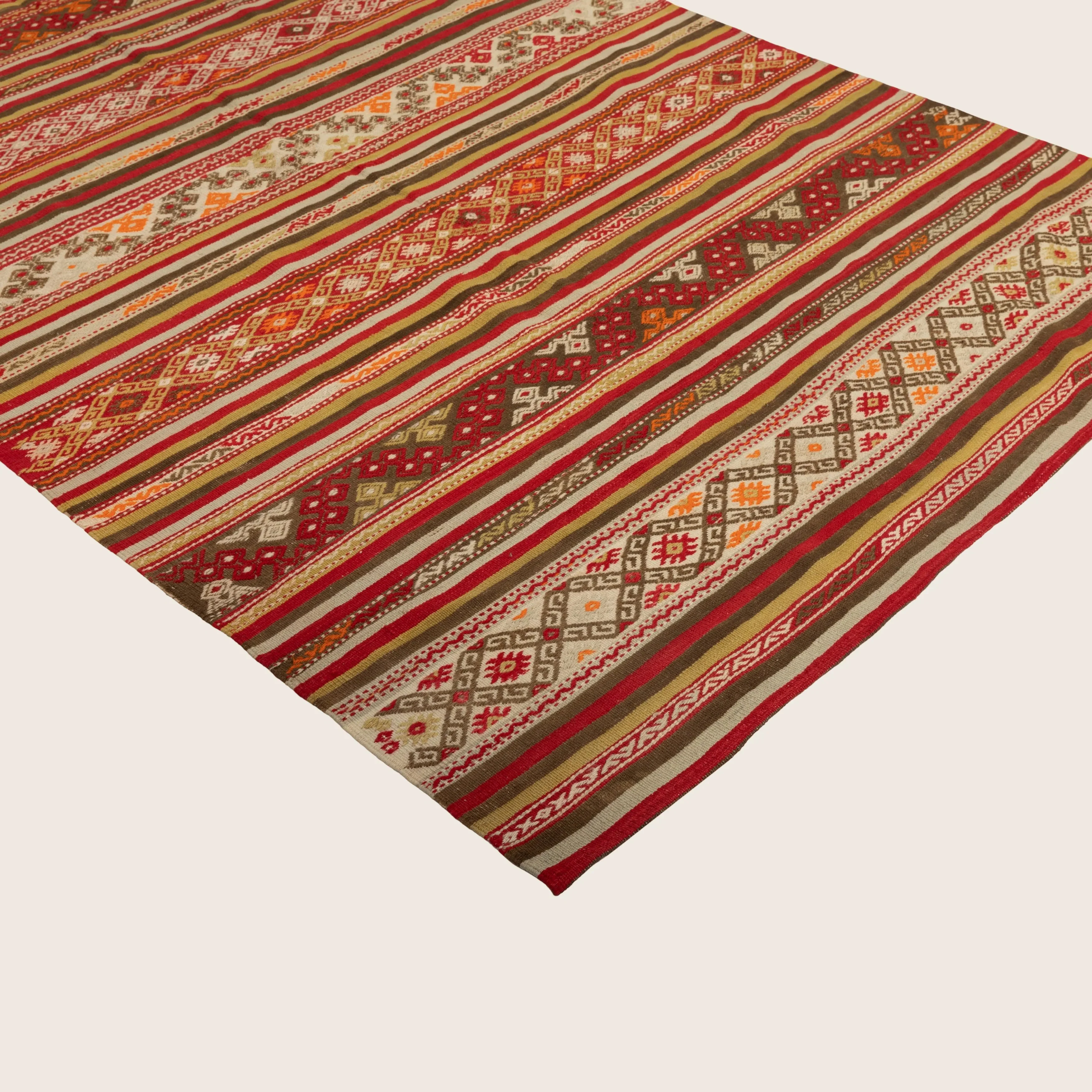 Red Traditional Wool Rug - 5'5" x 8'9" - Image 3