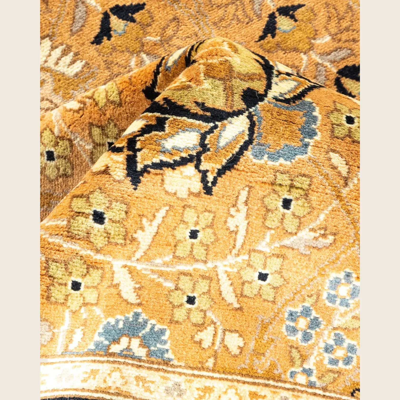 Beige Traditional Wool Rug - 6'3" x 6'5" - Image 10