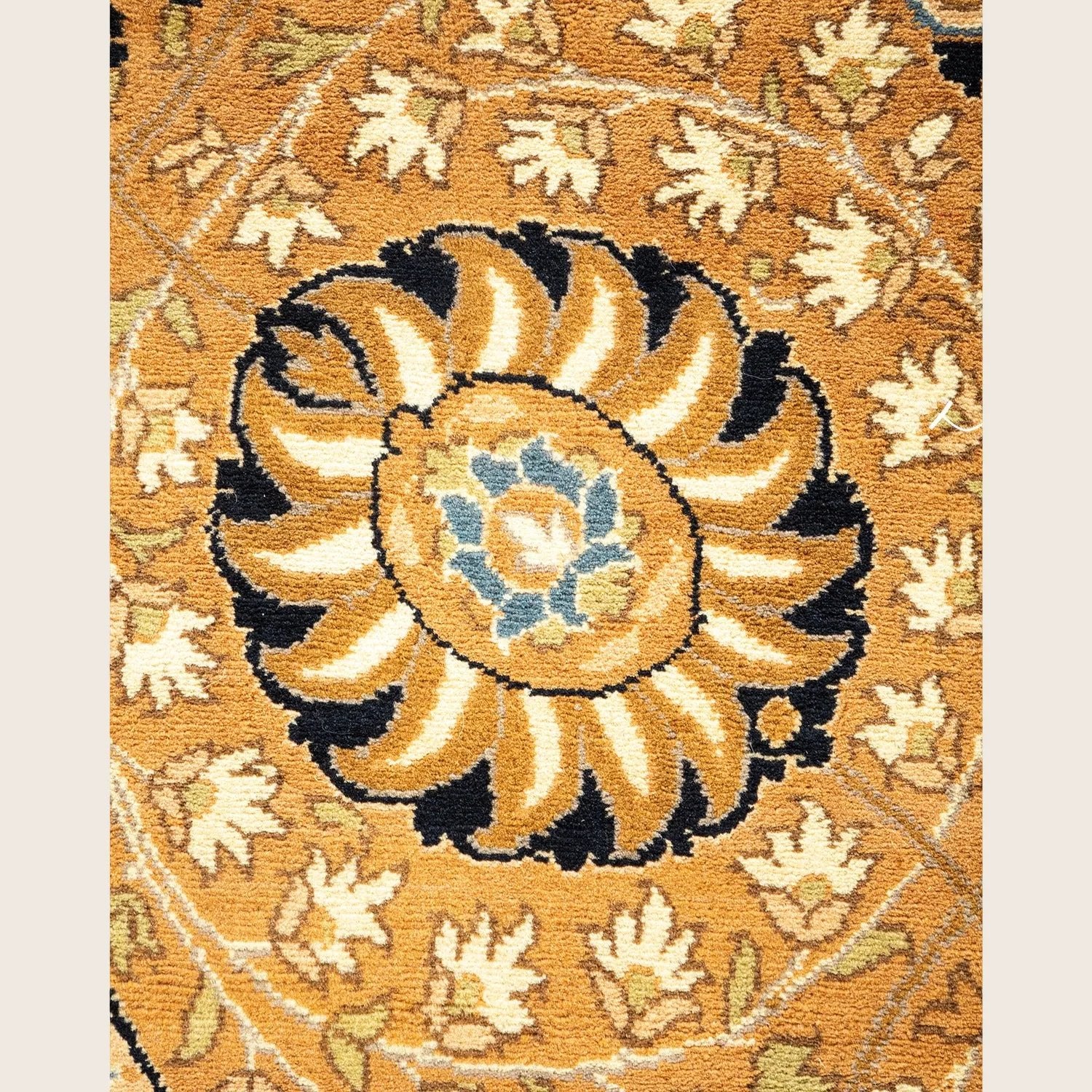 Beige Traditional Wool Rug - 6'3" x 6'5" - Image 4