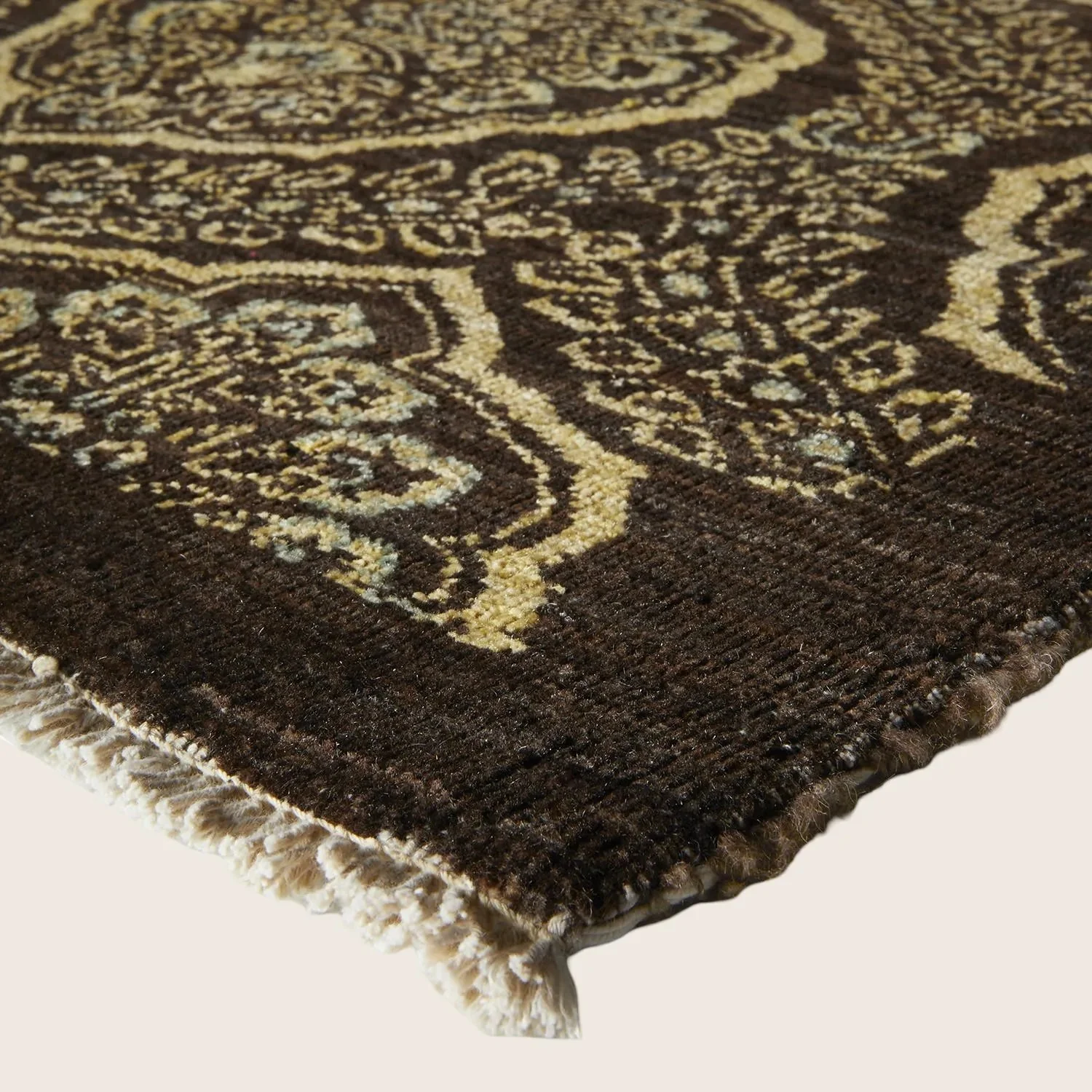 Brown Traditional Wool Rug - 9'10" x 13'9" - Image 4