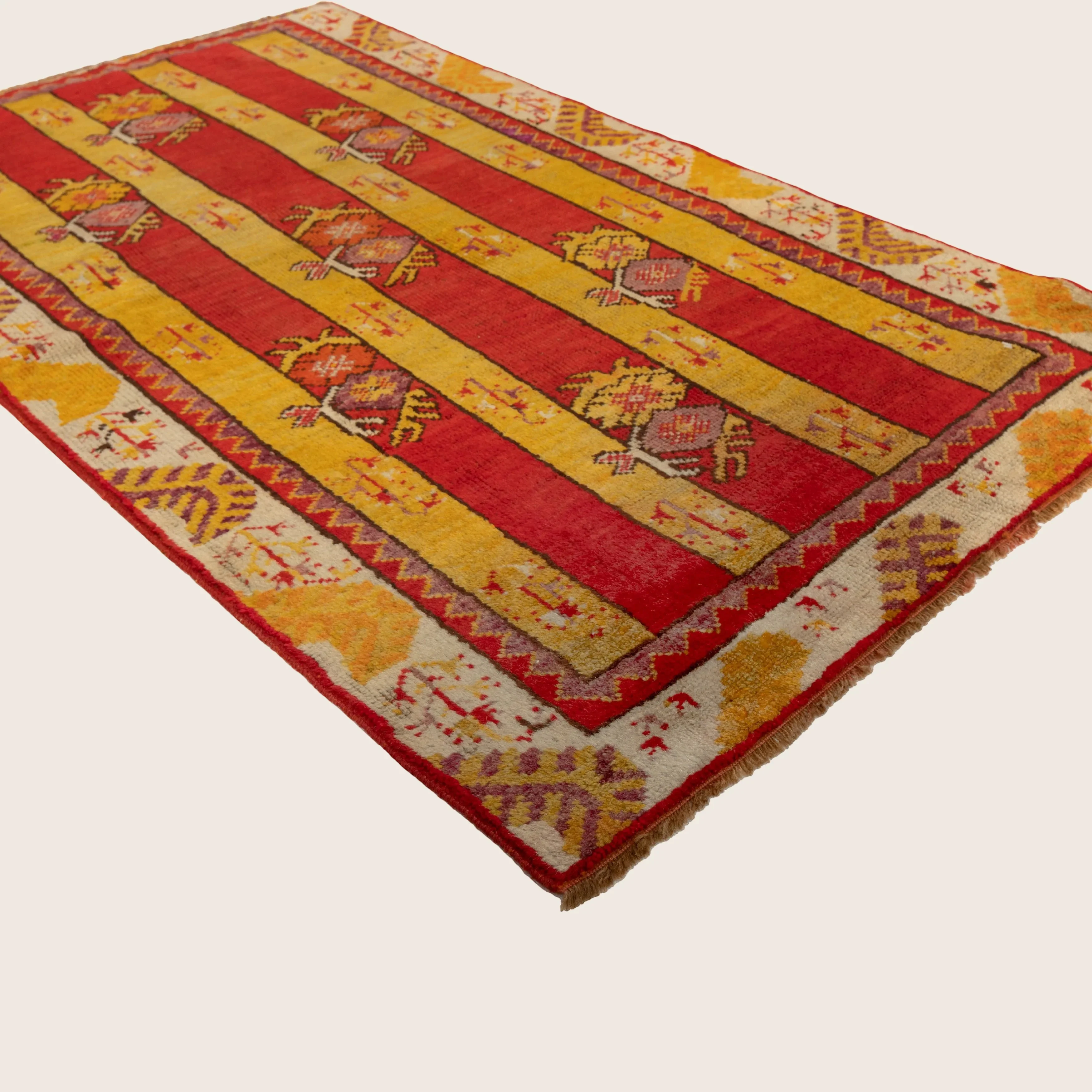 Red & Yellow Traditional Wool Rug - 3'1" x 5'5" - Image 3