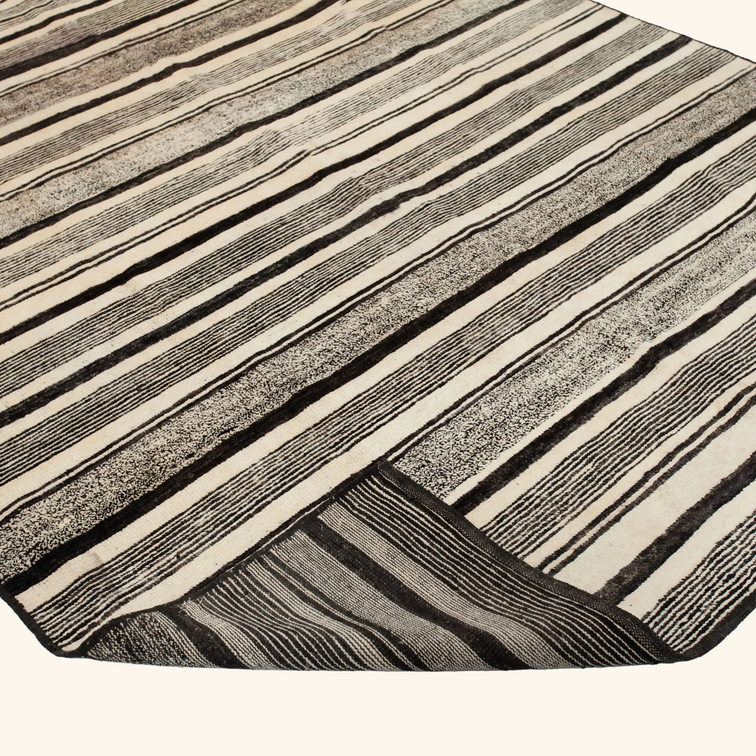 Black Zameen Modern Wool Rug - 6' x 9'8" - Image 4